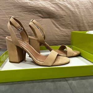 Gianni Bini high heels size 7 Spanish sand color